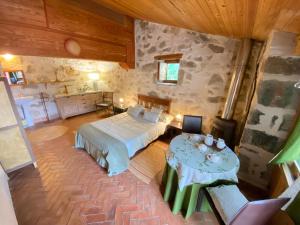an aerial view of a bedroom with two beds and a table at Espacio Rural Los Castaños in Cercedilla
