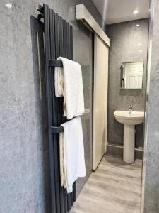 Ένα μπάνιο στο Comfortable Stay At Our 3br Flat Near The City