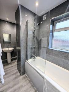 Ένα μπάνιο στο Comfortable Stay At Our 3br Flat Near The City