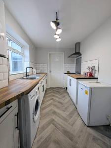 Η κουζίνα ή μικρή κουζίνα στο Comfortable Stay At Our 3br Flat Near The City