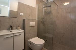 Ένα μπάνιο στο Room Levi