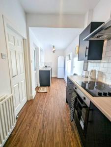 Zimmer mit einer Küche mit Arbeitsplatte in der Unterkunft Homely 3 Br House Perfect For Family And Friends in Gateshead + 13 Fotos