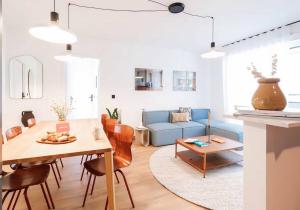 Χώρος καθιστικού στο The sound of the sea in your apartment