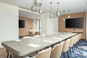 Телевизор и/или развлекательный центр в Courtyard by Marriott Milano Linate