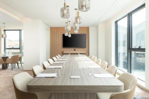 Телевизор и/или развлекательный центр в Courtyard by Marriott Milano Linate