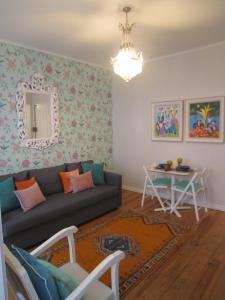 - un salon avec un canapé et une table dans l'établissement Shabby Chic Flat 2, à Lisbonne