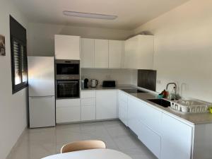 Kuchyň nebo kuchyňský kout v ubytování Maison de Rêve avec Piscine Privative et Vue sur Mer - Proche Barcelone et Port Aventura