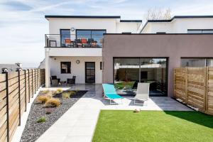 Casa moderna con patio y césped en Villa ELISA Piscine Intérieure partagée chauffée à 29 degrés à 100m de la plage, en Sibiril