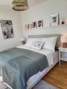 Postel nebo postele na pokoji v ubytování Apartmán v Praze 6, Sedlec