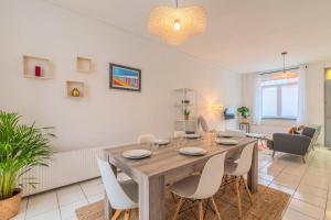 ein Esszimmer und ein Wohnzimmer mit Tisch und Stühlen in der Unterkunft Maison 3 chambres rénovée, proche centre-ville in Marcq-en-Baroeul + 21 Fotos
