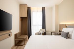 Кровать или кровати в номере Courtyard by Marriott Milano Linate