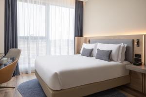 Кровать или кровати в номере Courtyard by Marriott Milano Linate