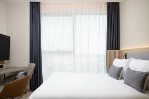 Кровать или кровати в номере Courtyard by Marriott Milano Linate