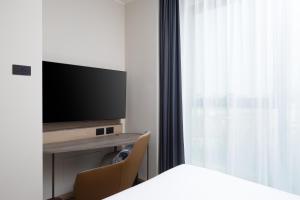 Телевизор и/или развлекательный центр в Courtyard by Marriott Milano Linate