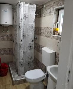 Koupelna v ubytování HiT apartmani Pačir 4&5