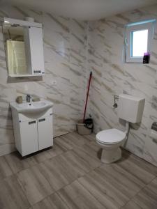 Koupelna v ubytování HiT apartmani Pačir 4&5