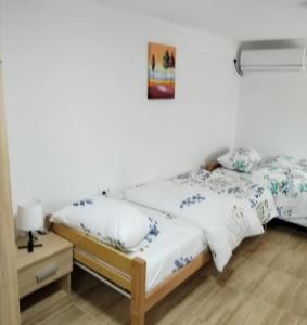 Postel nebo postele na pokoji v ubytování HiT apartmani Pačir 4&5 + 4 fotografie