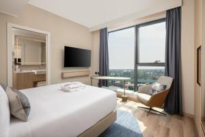 Кровать или кровати в номере Courtyard by Marriott Milano Linate