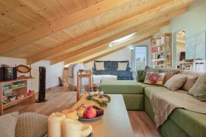 ラガナスにあるZante Villa Amici Loftのソファとテーブルのあるリビングルーム