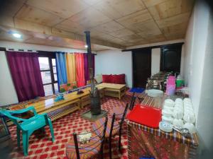 un soggiorno con un divano, un tavolo e delle sedie di Peace Homestay Ladakh by LexStays a Leh