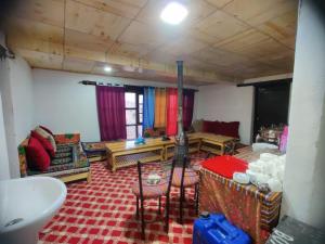 un soggiorno con chitarra in camera di Peace Homestay Ladakh by LexStays a Leh