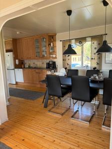 a kitchen and dining room with a table and chairs at Villa Skoganvarre in Skoganvarre
