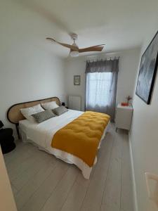 En eller flere senge i et værelse på Villa Andrina a Ares Bassin Arcachon