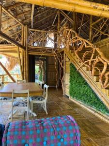 a room with a table and chairs in a house at Casa campestre madremonte in Villeta