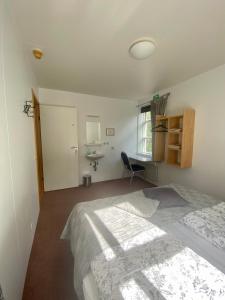 Postel nebo postele na pokoji v ubytování Guesthouse Hraunbaer + 21 fotografií