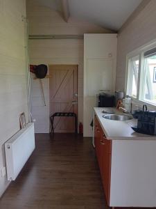 Kuchyň nebo kuchyňský kout v ubytování B&B Stripsein