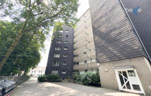 ein Apartmenthaus mit einer Seitentür in der Unterkunft BEGE APARTMENTS Corporate Lodge in Gelsenkirchen