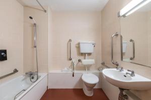 Days Inn Winchester tesisinde bir banyo