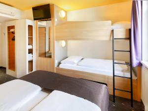 Postel nebo postele na pokoji v ubytování B&B HOTEL Frankfurt City-Ost