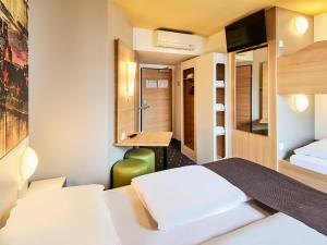 Postel nebo postele na pokoji v ubytování B&B HOTEL Frankfurt City-Ost