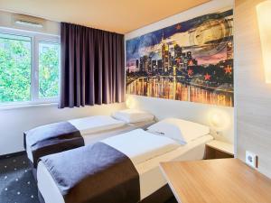 Postel nebo postele na pokoji v ubytování B&B HOTEL Frankfurt City-Ost