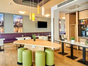 TV a/nebo společenská místnost v ubytování B&B HOTEL Frankfurt City-Ost