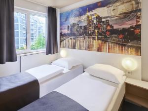 Postel nebo postele na pokoji v ubytování B&B HOTEL Frankfurt City-Ost