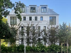 奥斯赛拜-塞林Villa Baltique的一座挂着招牌的白色建筑