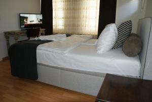 A bed or beds in a room at Kränzlin Hotel