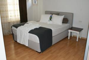 A bed or beds in a room at Kränzlin Hotel