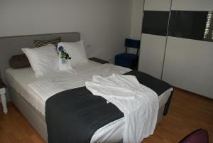 A bed or beds in a room at Kränzlin Hotel