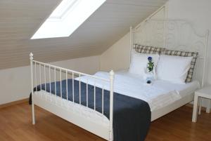 A bed or beds in a room at Kränzlin Hotel