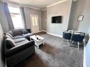 Μια τηλεόραση ή/και κέντρο ψυχαγωγίας στο Great 3 Bdrm House Near City