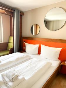 Postel nebo postele na pokoji v ubytování Hotel Sendlinger Tor