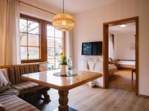 TV a/nebo společenská místnost v ubytování Landhaus Weber