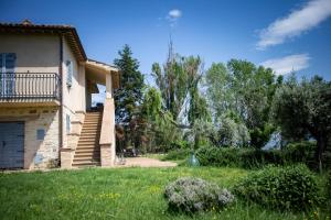 a house with a yard with a fountain at Agriturismo Qui e Ora in Bevagna