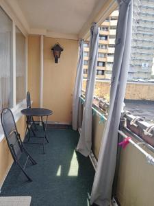 una stanza con un tavolo, delle sedie e una finestra di Wohnung 416, Am Kurpark 3, 38700 Braunlage a Braunlage