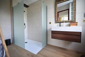 Kúpeľňa v ubytovaní Manoir de Kerguestenen + 23 fotografií