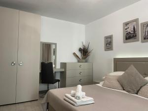 Un dormitorio con una cama con toallas. en On Beach-Mamaia Residence, en Mamaia Nord – Năvodari 71 fotos más