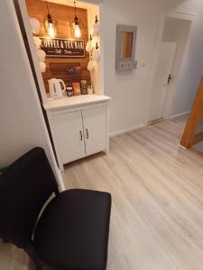 a black chair in a room with a counter at Landhaus Tewel Hotel mit Restaurant 14KM vom Heide-Park in Tewel